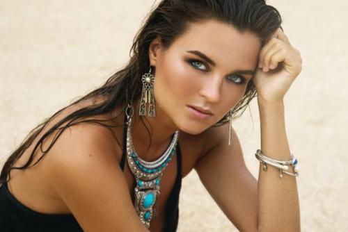 Какой макияж подходит для смуглых брюнеток с карими глазами. Макияж для смуглой кожи