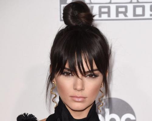 Челка из пучка. Как сделать челку не обрезая волосы: временная, фальшивая имитация из своих прядей без стрижки и не подстригая локоны, все возможные варианты, фото, видео, пошаговые инструкции, советы специалистов