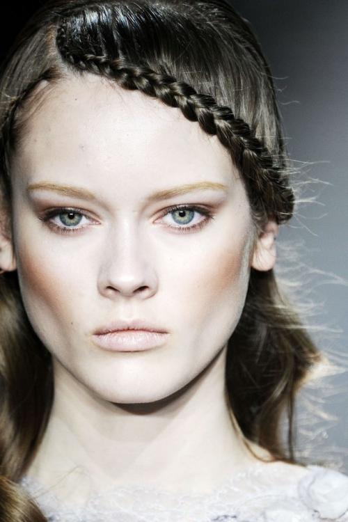 Челка из пучка. Как сделать челку не обрезая волосы: временная, фальшивая имитация из своих прядей без стрижки и не подстригая локоны, все возможные варианты, фото, видео, пошаговые инструкции, советы специалистов