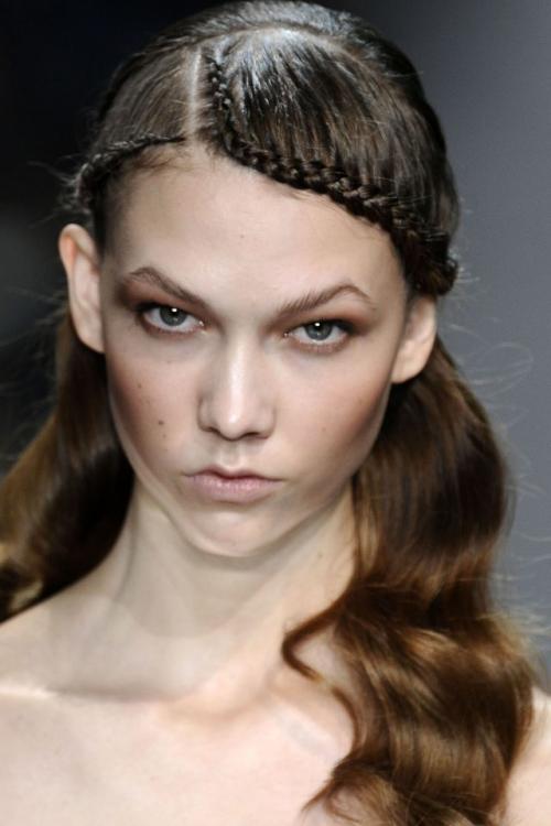 Челка из пучка. Как сделать челку не обрезая волосы: временная, фальшивая имитация из своих прядей без стрижки и не подстригая локоны, все возможные варианты, фото, видео, пошаговые инструкции, советы специалистов