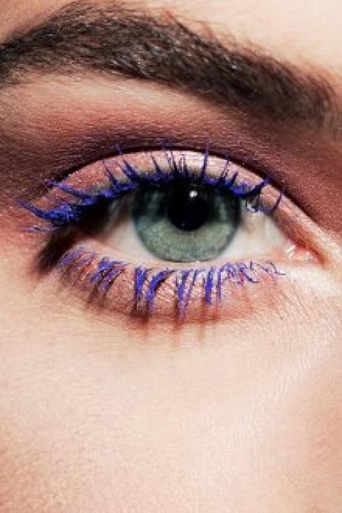 Бордовая тушь для голубых глаз. Синяя тушь для разных глаз