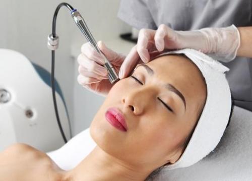 Алмазная чистка лица: что это за процедура