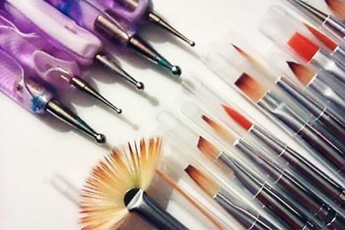 Рисунок на ногтях лаком своими руками. С чего начать – необходимые материалы и маникюрные инструменты