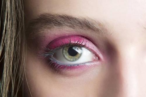 Как визуально увеличить глаза с нависшим веком. Особенности нанесения макияжа при нависшем веке