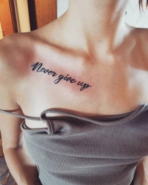 Тату на ключице надписи. Тату на ключице – значение