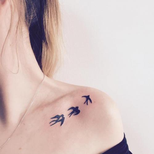 Тату на ключице надписи. Тату на ключице – значение