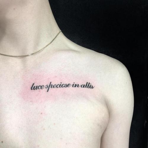 Тату на ключице надписи. Тату на ключице – значение