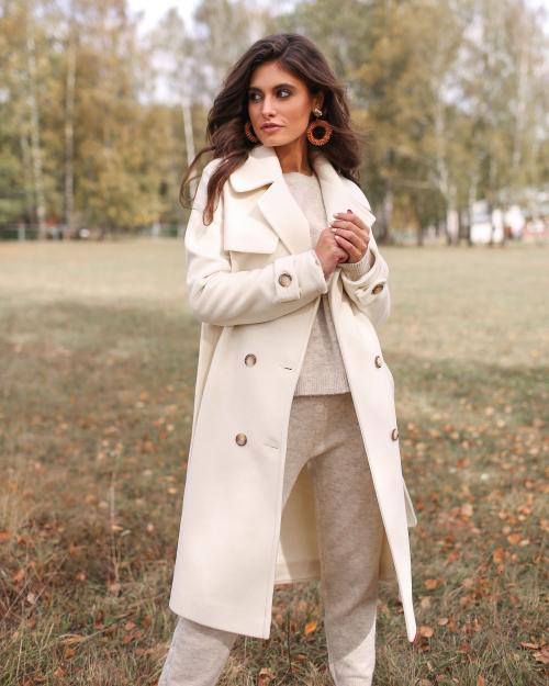 Какой цвет шарфа подойдет к молочному пальто. С чем носить пальто молочного цвета?