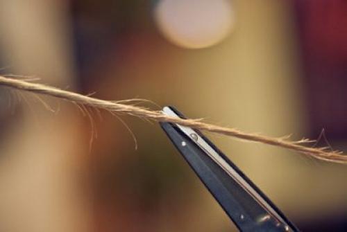 Убрать секущиеся кончики по всей длине в салоне. Шлифовка