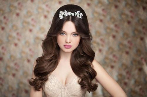 Лучше ходить с распущенными волосами или собранными. Распущенные волосы или прическа –, что выбрать?