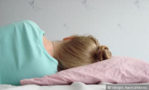 Нужно спать с распущенными волосами или нет. Как спят ваши волосы? Влияние кос, пучков и жгутов на волосы во время сна.