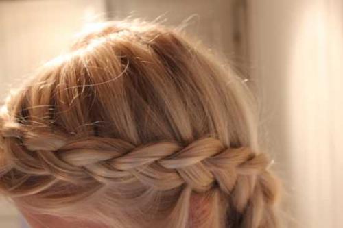 Что делать с волосами на ночь. Как спят ваши волосы? Влияние кос, пучков и жгутов на волосы во время сна. 13