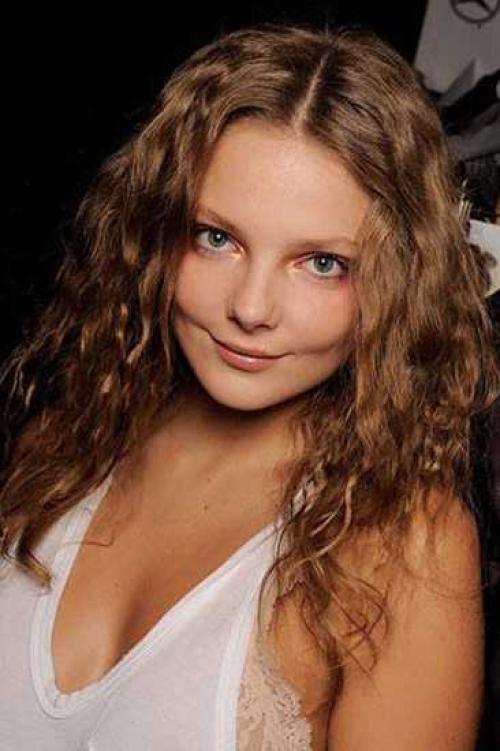 Что делать с волосами на ночь. Как спят ваши волосы? Влияние кос, пучков и жгутов на волосы во время сна. 12