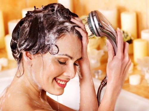 Чем можно вывести перхоть с головы в домашних условиях. Можно ли улучшить ситуацию обычными шампунями 19