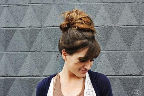 Как сделать неряшливый хвост. 25 хитростей, как завязать идеальный конский хвост 06