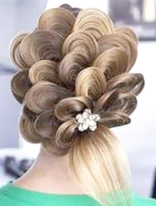 Прическа из жгутов на короткие волосы. Легкая прическа из жгутов с розами