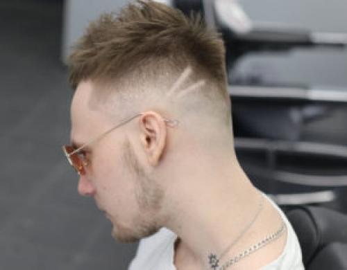 Зализанные волосы назад мужские. Самые популярные прически с зачесом назад