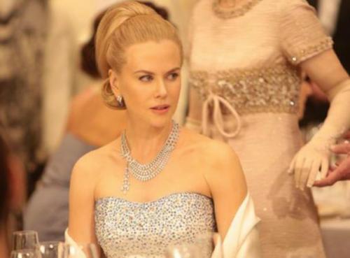 Вечерние прически на средние волосы пошагово. Вечерние прически пошагово: ТОП-10 вариантов