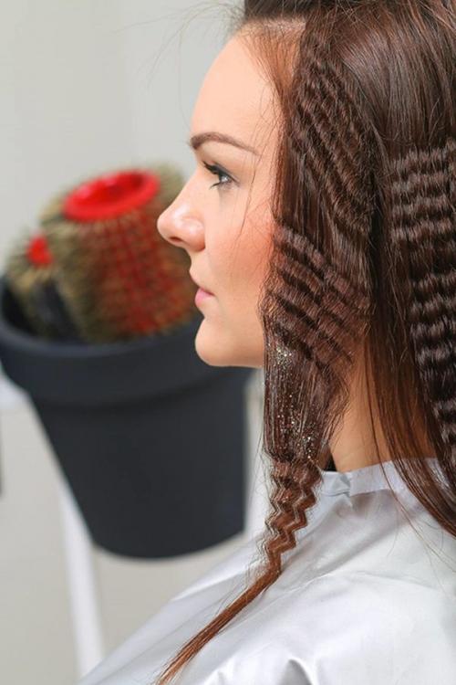 Как сделать прикорневой объем с помощью гофре. Как создать прикорневой объем с помощью бигуди гофре 07 Как сделать прикорневой объем с помощью гофре. Как создать прикорневой объем с помощью бигуди гофре 07