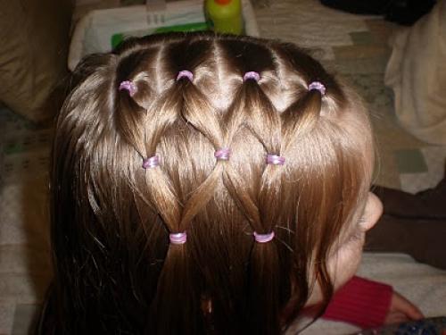 Прически для девочек из хвостиков. Прически на короткие волосы 07