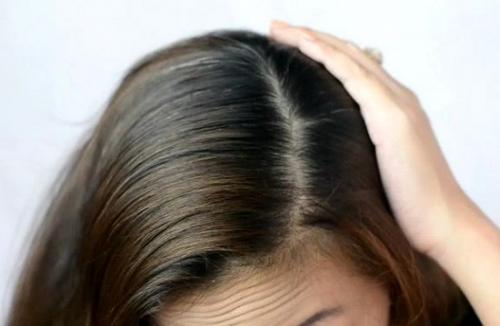 Пробор на голове у женщин. Прямой