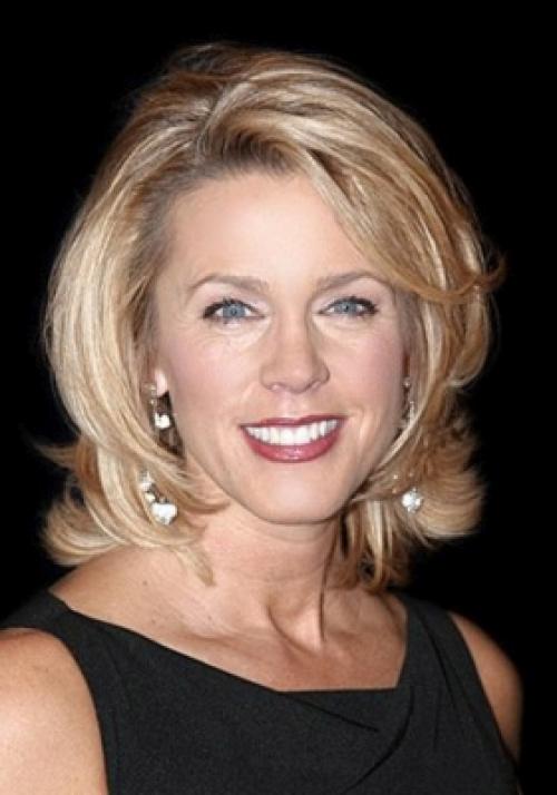 Прически для волос средней длины стильные. Красивые прически на средние волосы для женщин 50+ 01