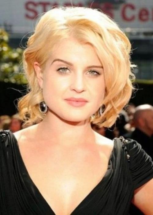 Каре многослойное на средние волосы. По форме лица 09