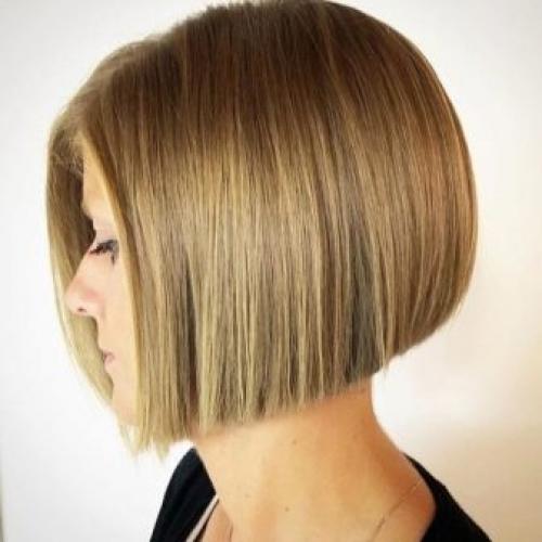 Короткое каре с челкой стрижка. Преимущества и недостатки 04