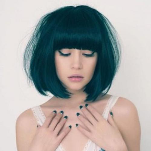 Короткое каре с челкой стрижка. Преимущества и недостатки 05