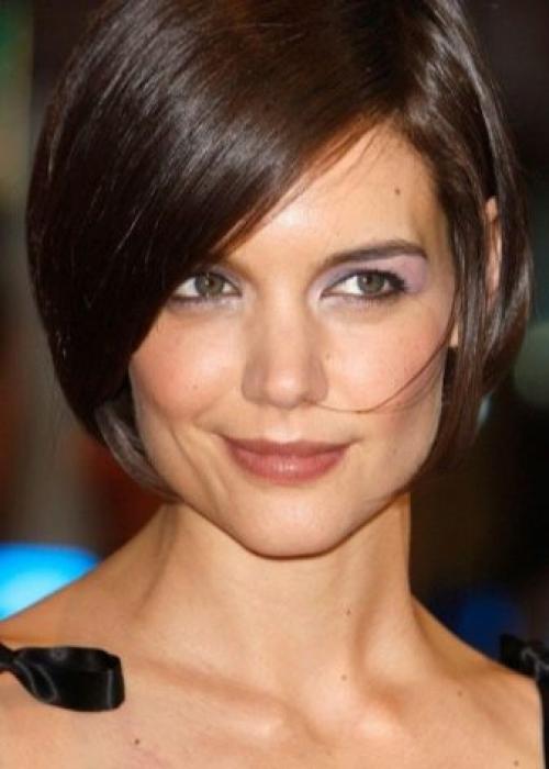 Короткое каре с челкой стрижка. Преимущества и недостатки 01