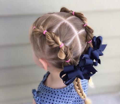 Прически для 2 летних девочек в садик. Милые прически для девочек в садик с резинками и хвостиками