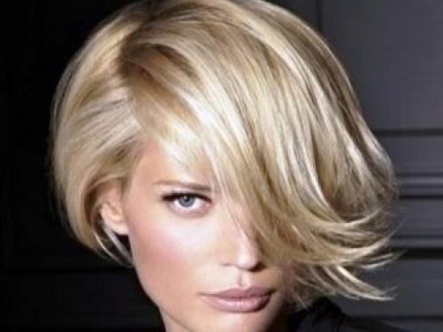 Короткое каре с челкой стрижка. Преимущества и недостатки 06