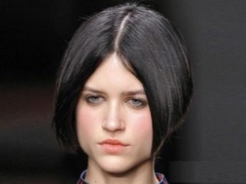 Короткое каре с челкой стрижка. Преимущества и недостатки 03