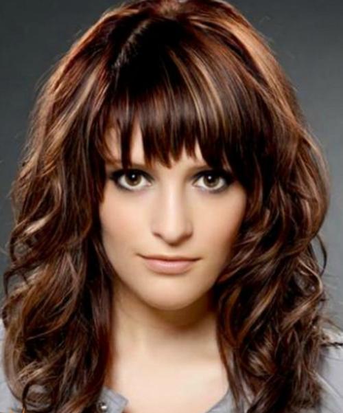 Прически на средние волосы с челкой. Прически с локонами на средние волосы с челкой