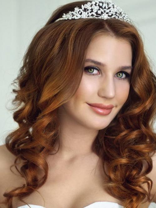 Свадебные прически на короткие волосы с диадемой. Свадебные прически с диадемой на средние распущенные волосы
