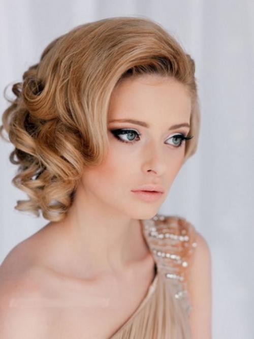 Прическа на торжество на средние волосы. Простые прически на торжество на средние распущенные волосы до плеч