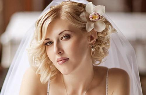 Свадебные прически на короткий волос с челкой. Свадебные прически с челкой и без челки 18 Свадебные прически на короткий волос с челкой. Свадебные прически с челкой и без челки 18