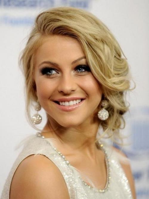 Прическа на торжество на средние волосы. Простые прически на торжество на средние распущенные волосы до плеч