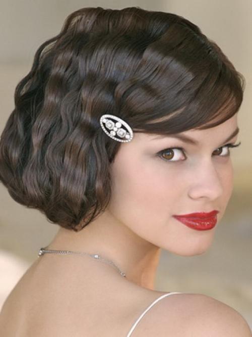 Прическа на торжество на средние волосы. Простые прически на торжество на средние распущенные волосы до плеч