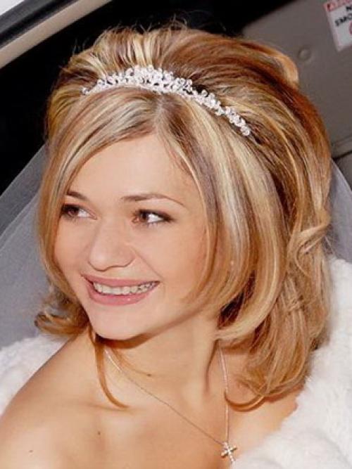 Свадебные прически на короткие волосы с диадемой. Свадебные прически с диадемой на средние распущенные волосы
