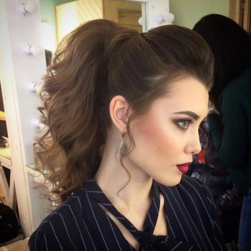 Высокая прическа на средние. Варианты повседневных высоких причёсок на средние волосы