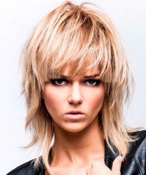 Прически на русые волосы до плеч. Стрижки до плеч с челкой — фото