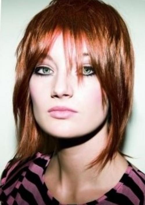 Прически на русые волосы до плеч. Стрижки до плеч с челкой — фото