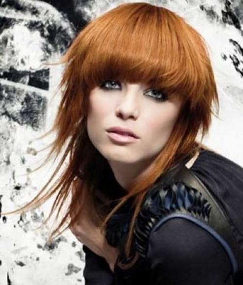 Прически на русые волосы до плеч. Стрижки до плеч с челкой — фото