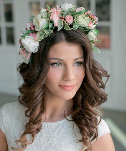 Прически для девочек с цветами. Выпускной вечер 10 Прически для девочек с цветами. Выпускной вечер 10