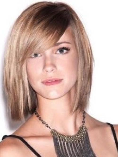 Прически на русые волосы до плеч. Стрижки до плеч с челкой — фото