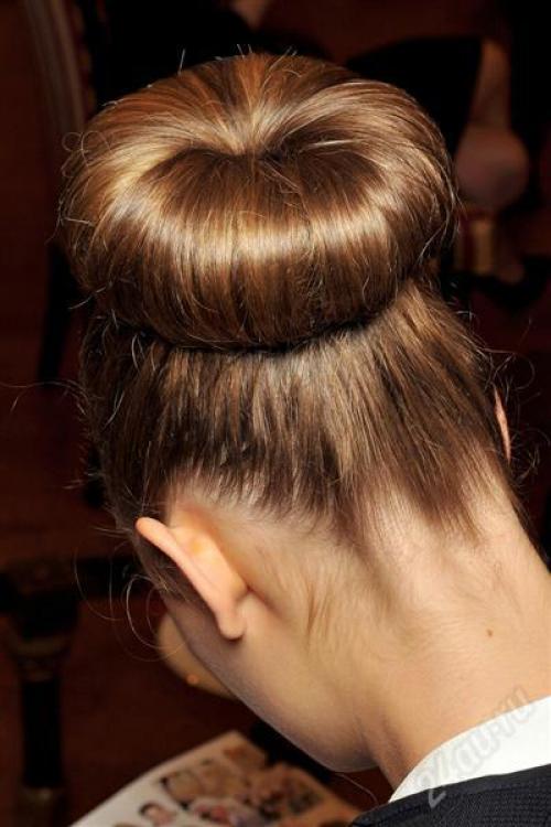 Прическа на средние волосы прямые. Стильные женские прически