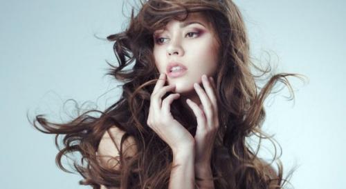 Девушки с волосами средней длины. Тенденции 2019 в женских стрижках для средних волос 09