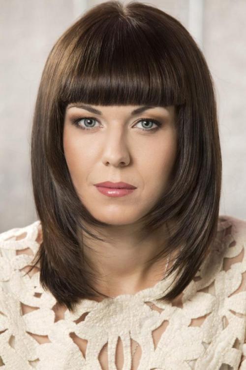 Прически на прямые волосы средней длины. Стрижки без укладки – модно экономим время