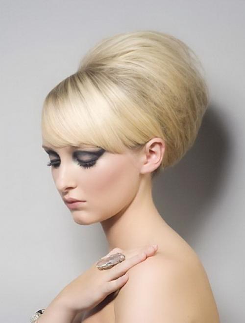 Прическа с прямыми волосами и начесом. Прически с начесом и челкой на собранные волосы (с фото)